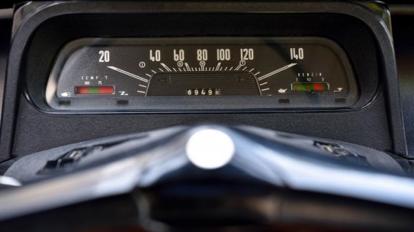 Скоростомер и около него - възможният минимум прибори
